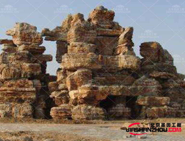 塑石假山可以選擇具有現代感的設計和優質材料的桌子，如實木