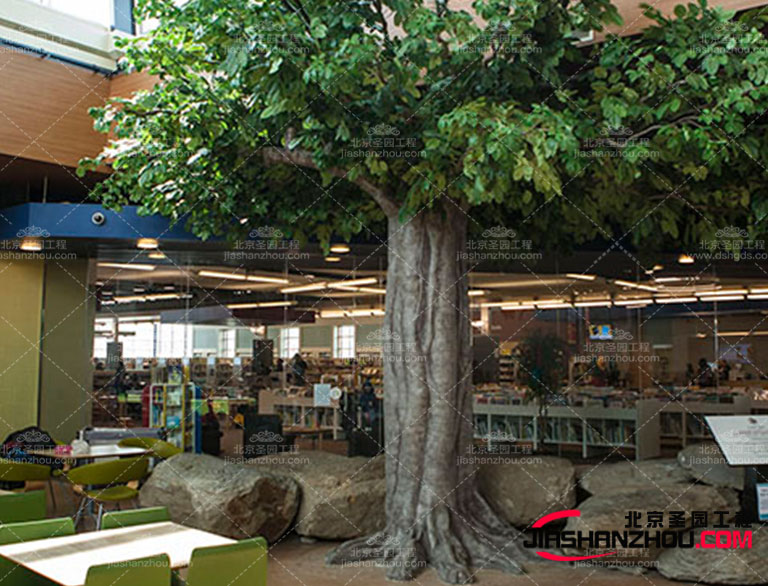 選擇穩定的仿真樹基座和支撐結構使用固定裝置固定仿真樹