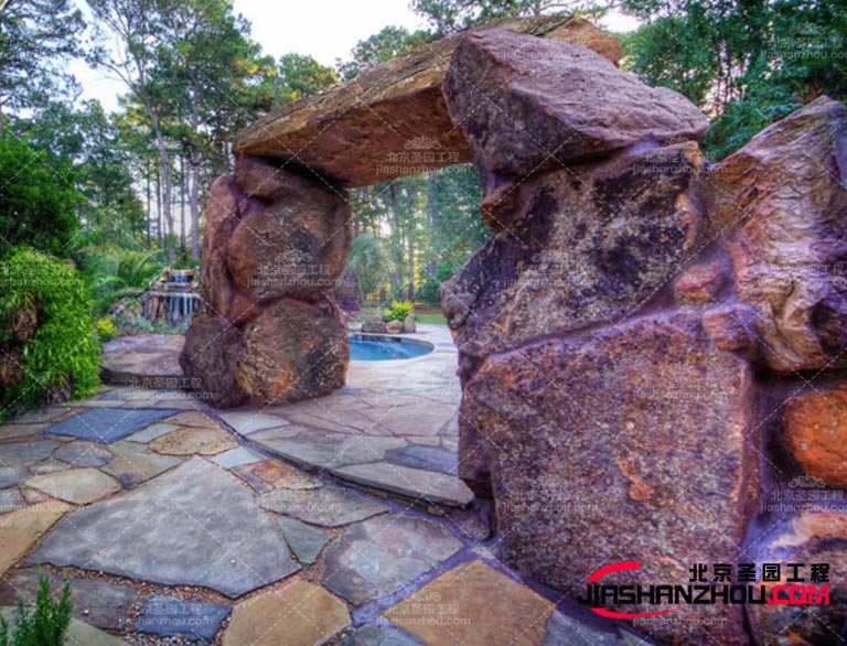 塑石假山可以打造出一個仿真的自然環境元素可以與塑石假山相互呼應