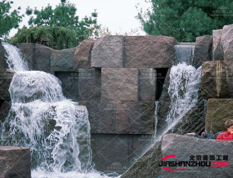 塑石假山可以打造出一個仿真的自然環境元素可以與塑石假山相互呼應