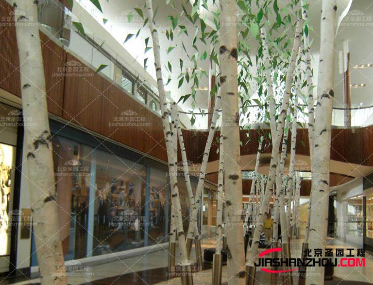 適當的照明可以增強仿真樹的視覺效果使其看起來加真實