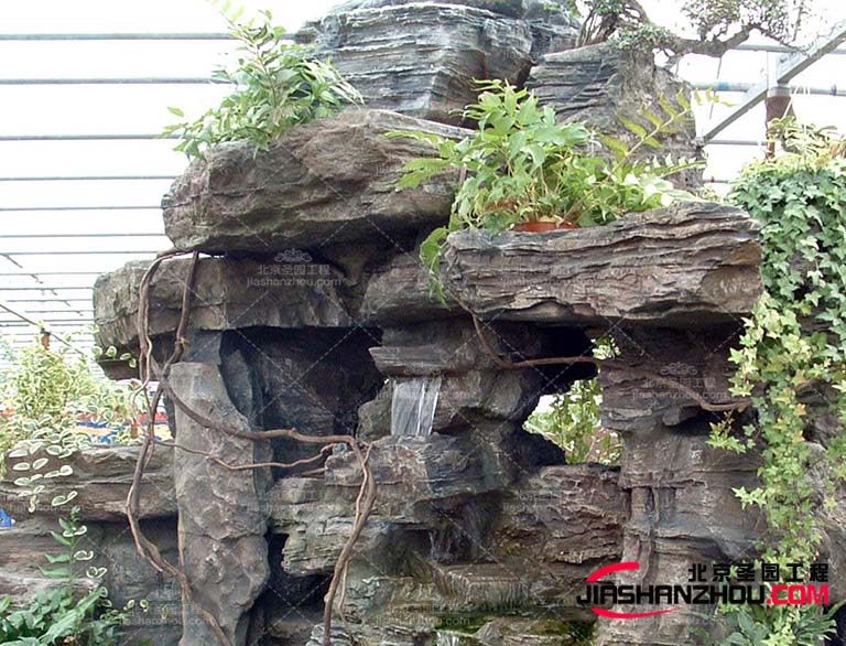 塑石假山的雕花和紋理，以營造出豐富而致的室內環境