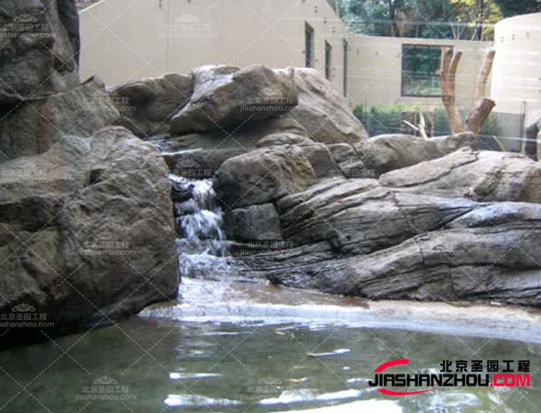 這些塑石假山可以是鮮艷的紅色、藍色或黃色，或者具有金屬質感