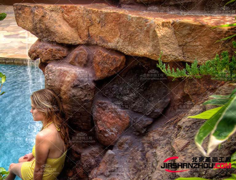 塑石假山的一部分材料是一種由玻璃纖維和樹脂組成的復合材料