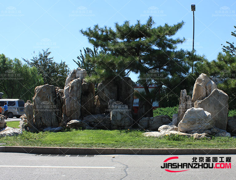 塑石假山具有很強的可塑性，可以根據設計師的要求進行定制