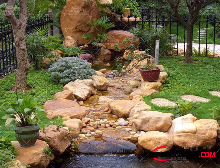 水泥塑石假山廠家幫您打造自家小院假山魚池