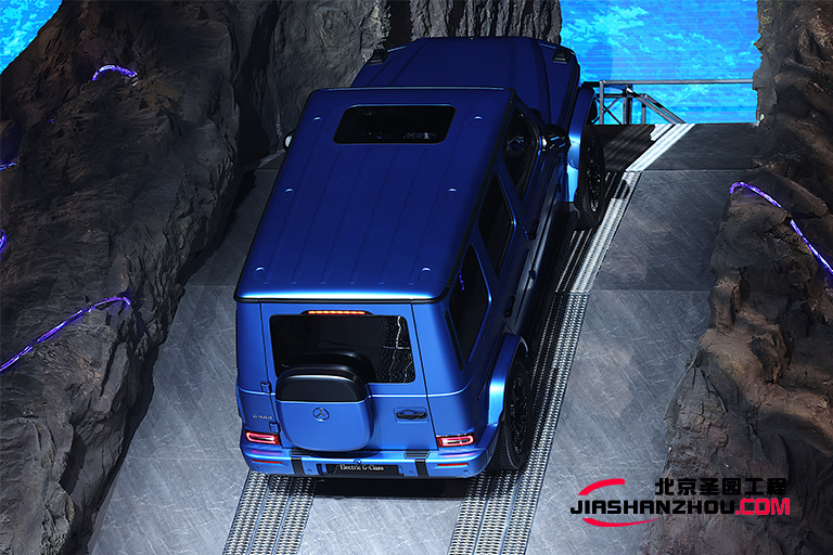 北京廠家為新季梅賽德斯奔馳設計的室內(nèi)塑石假山場景