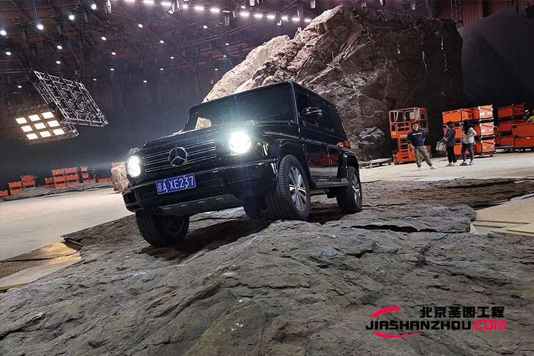 你看過奔馳越野車和室內(nèi)塑石假山的搭配嗎 廠家又一新案例
