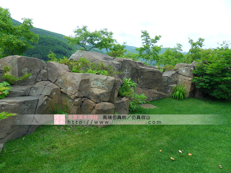 水泥假山護坡.jpg 水泥假山護坡