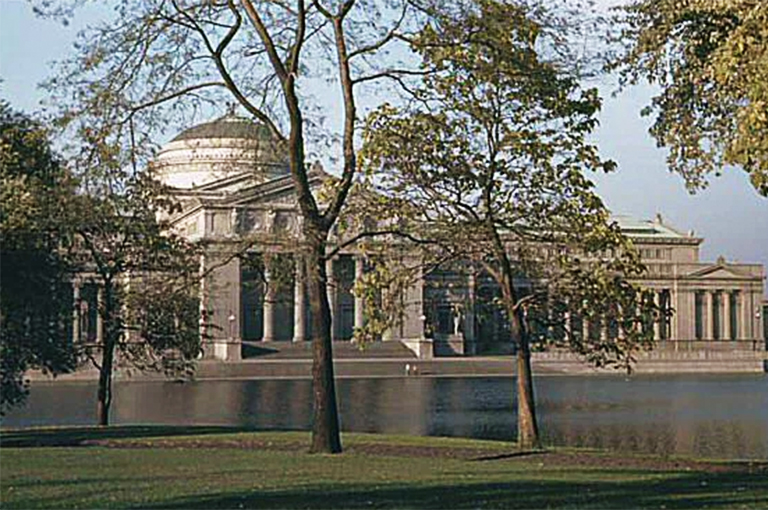 奧爾姆斯特德（Olmsted）設計的杰克遜公園瀉湖旁的古典藝術風格建筑物照片