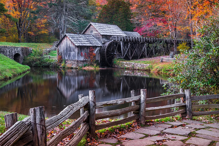 風景秀麗的磨坊，秋天的落葉
