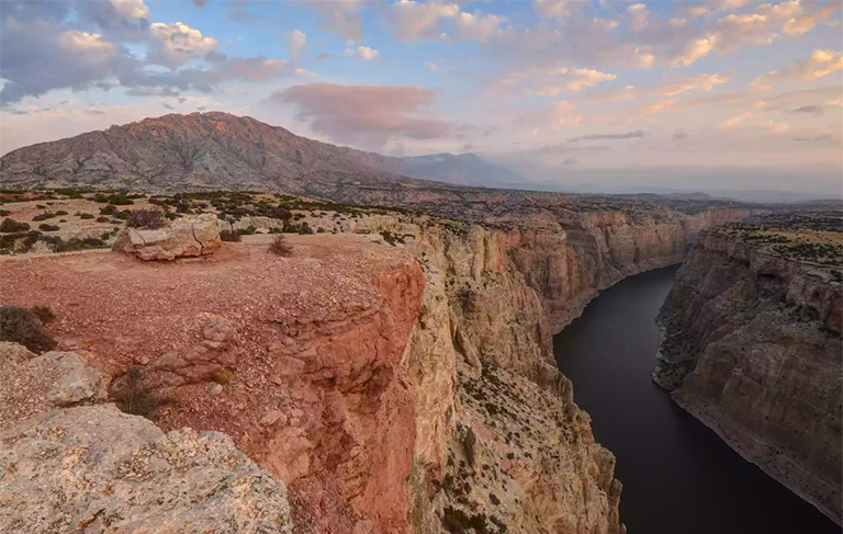 普賴(lài)爾山脈和河流蜿蜒穿過(guò)峽谷.jpg 普賴(lài)爾山脈和河流蜿蜒穿過(guò)峽谷