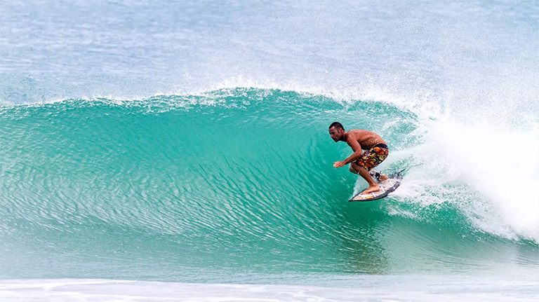 在南中國(guó)海沖浪