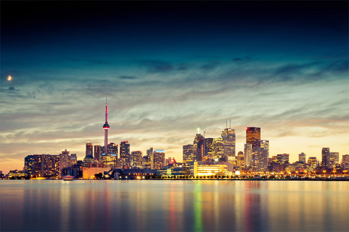 多倫多的天際線和安大略湖在黃昏，加拿大安大略省