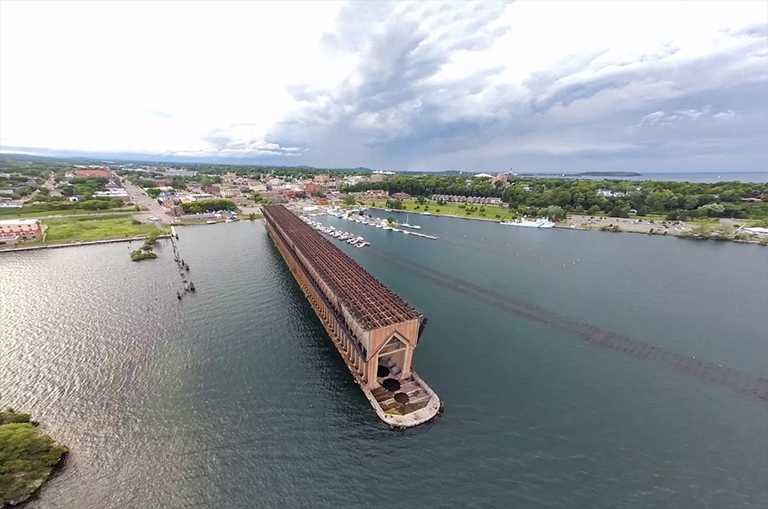 被放棄的和偶象的礦石船塢的空中射擊在馬凱特,沿蘇必利爾湖岸的密執(zhí)安.jpg 被放棄的和偶象的礦石船塢的空中射擊在馬凱特,沿蘇必利爾湖岸的密執(zhí)安