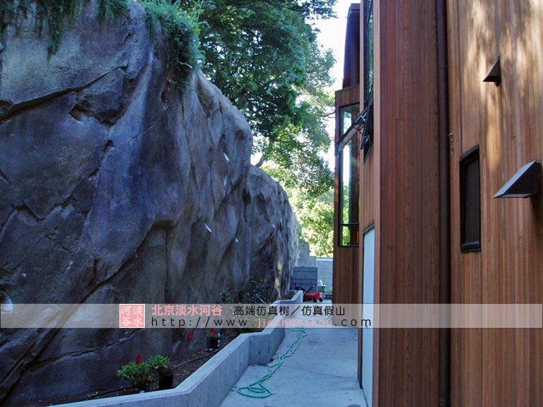 水泥假山護(hù)坡.jpg 水泥假山護(hù)坡