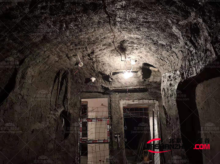 人造洞穴風格餐廳