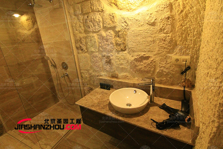 山洞衛生間.jpg 山洞衛生間